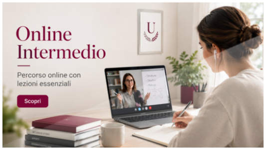 Studentessa segue una lezione online con docente, prendendo appunti durante un percorso di recupero anni scolastici UniSocrates.