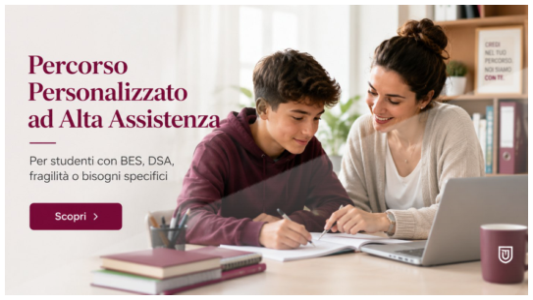 Studente riceve supporto personalizzato da una tutor durante un percorso di recupero anni scolastici UniSocrates con assistenza didattica rafforzata.